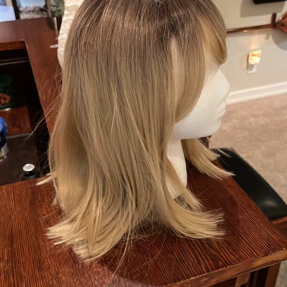 EUC adjustable blonde wig - Picture 4 of 5